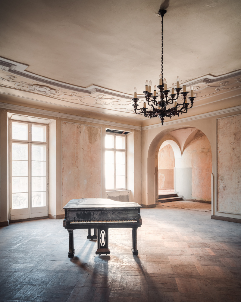 Klavier in einem verlassenen Schloss von Roman Robroek