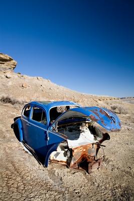abandoned blue car von Sascha Burkard