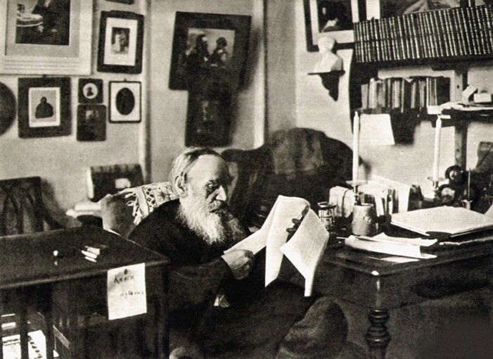 Lew Tolstoi in seinem Arbeitszimmer. Jasnaja Poljana von Sophia Andreevna Tolstaya