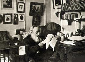 Lew Tolstoi in seinem Arbeitszimmer. Jasnaja Poljana 1909