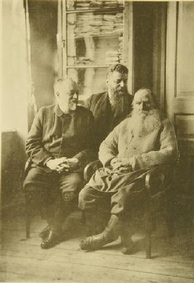 Lew Tolstoi mit dem Politiker Michail Stachowitsch (1861-1923) und Schwiegersohn Michail Suchotin (1