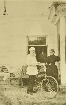 Lew Tolstoi mit Fahrrad