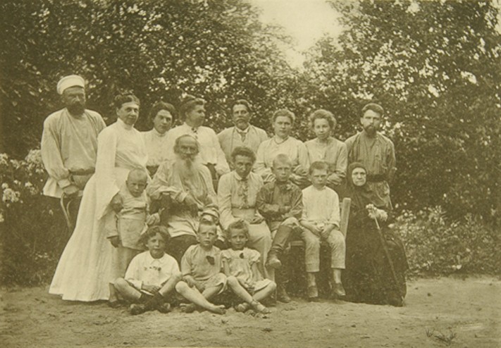 Lew Tolstoi mit seiner Familie in Jasnaja Poljana von Sophia Andreevna Tolstaya