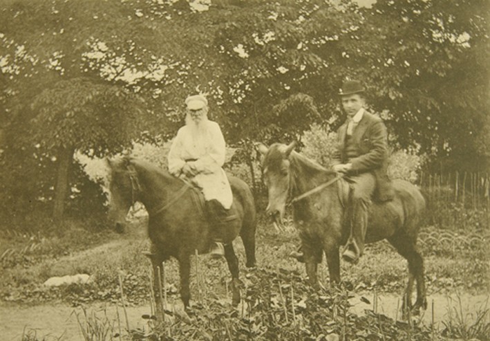 Lew Tolstoi und der Bildhauer Fürst Pawel Trubetzkoy (1866-1938) beim Reiten in Jasnaja Poljana von Sophia Andreevna Tolstaya