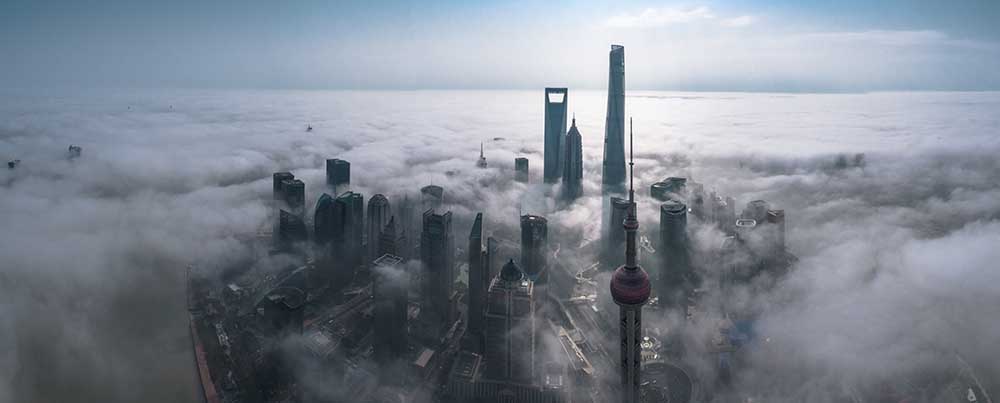 Shanghai im Nebel von oben von Stan Huang