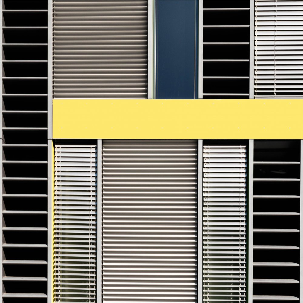 grafische Fassade mit gelbem Akzent von Stephan Rückert