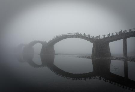 Die Kintai-Brücke im Nebel #Wasserspiegel