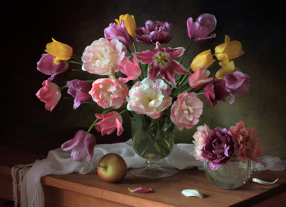 Stillleben mit einem Strauß Tulpen von Tatyana Skorokhod