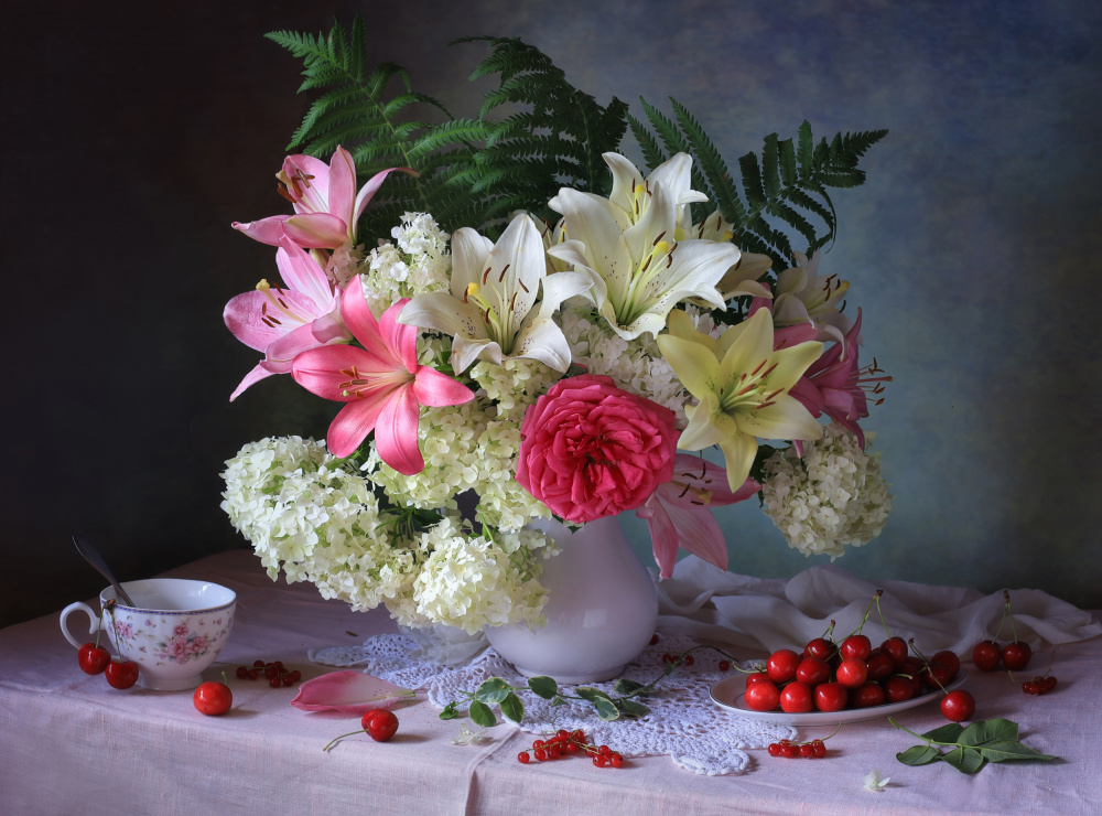 Stillleben mit Gartenblumen und Beeren von Tatyana Skorokhod