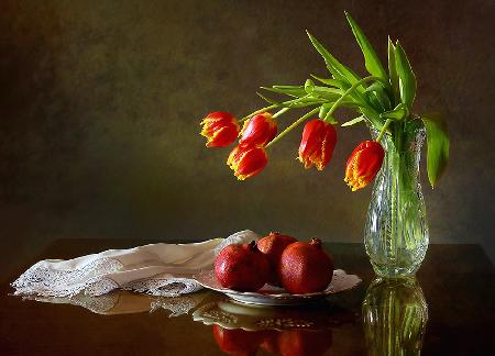 Stillleben mit Tulpen und Granatäpfeln