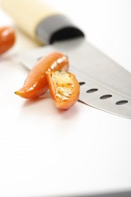Gelbe Peperoni mit Messer1 von Thomas Haupt