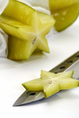 Die Sternfrucht mit Messer