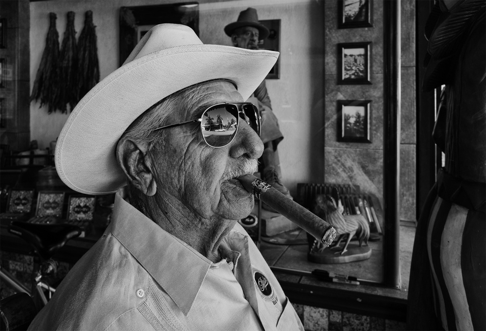 Mann mit Zigarre von Tony Liviero