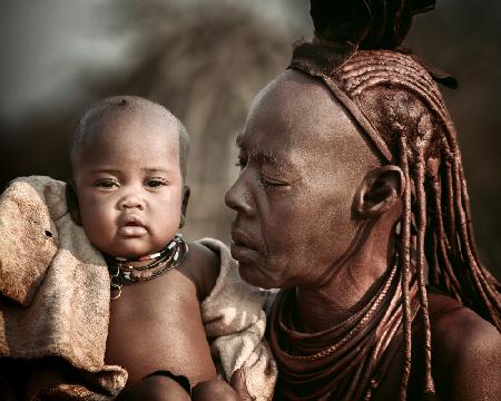 Ovahimba Baby und Großmutter