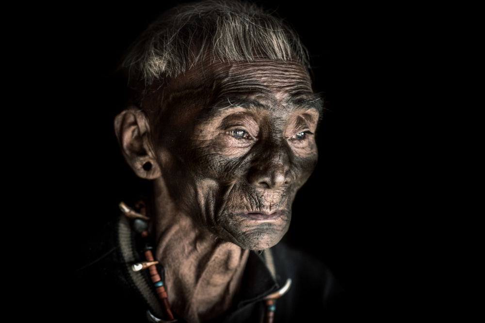 Das tätowierte Gesicht eines Konyak-Mannes von Trevor Cole