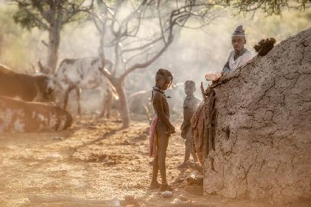 Morgendämmerung in einem Himba-Dorf