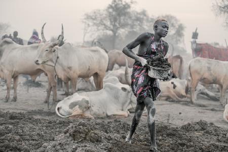 Mundari-Mädchen bei der Arbeit