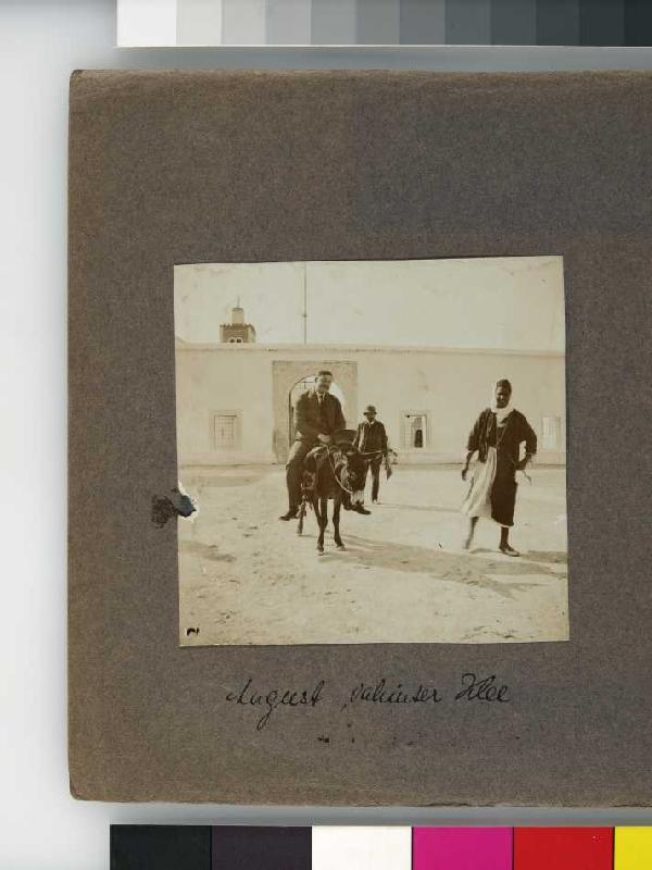 Fotoalbum Tunisreise, 1914. Blatt 13, Rückseite links: August auf Esel, beschriftet "August, dahinte von Unbekannter Künstler