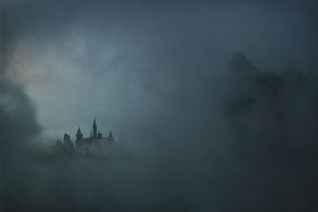 Schloss in den Wolken
