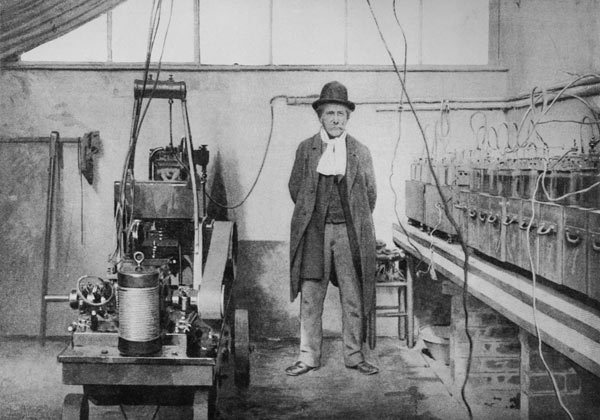 Marcellin Berthelot (1827-1907) in his laboratory in Meudon (Yvelines) (b/w photo)  von Valerian Gribayedoff