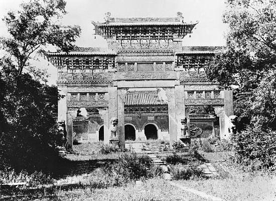 Tomb of the Emperor Qing Taizong and the sacred path at Moukden, China von Valerian Gribayedoff