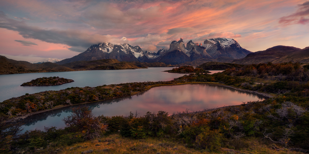 Eine Explosion bei Sonnenaufgang in Patagonien. von Valeriy Shcherbina
