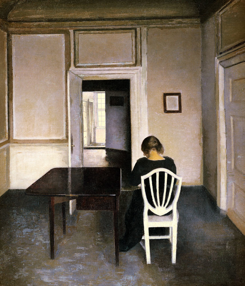 Interieur mit Frau auf einem weißen Stuhl. von Vilhelm Hammershoi