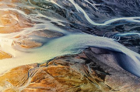Kunst der Natur: Gletscherflüsse in der Abenddämmerung