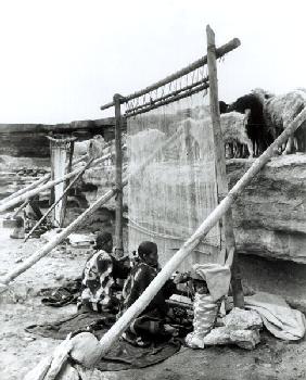 Navajo weavers, c.1914 (b/w photo) 