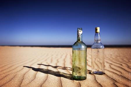 Flaschen auf Sand
