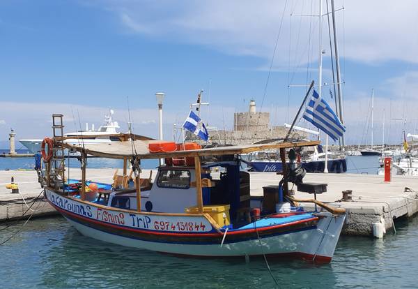 Fischerboot im Yachthafen von Rhodos von zamart